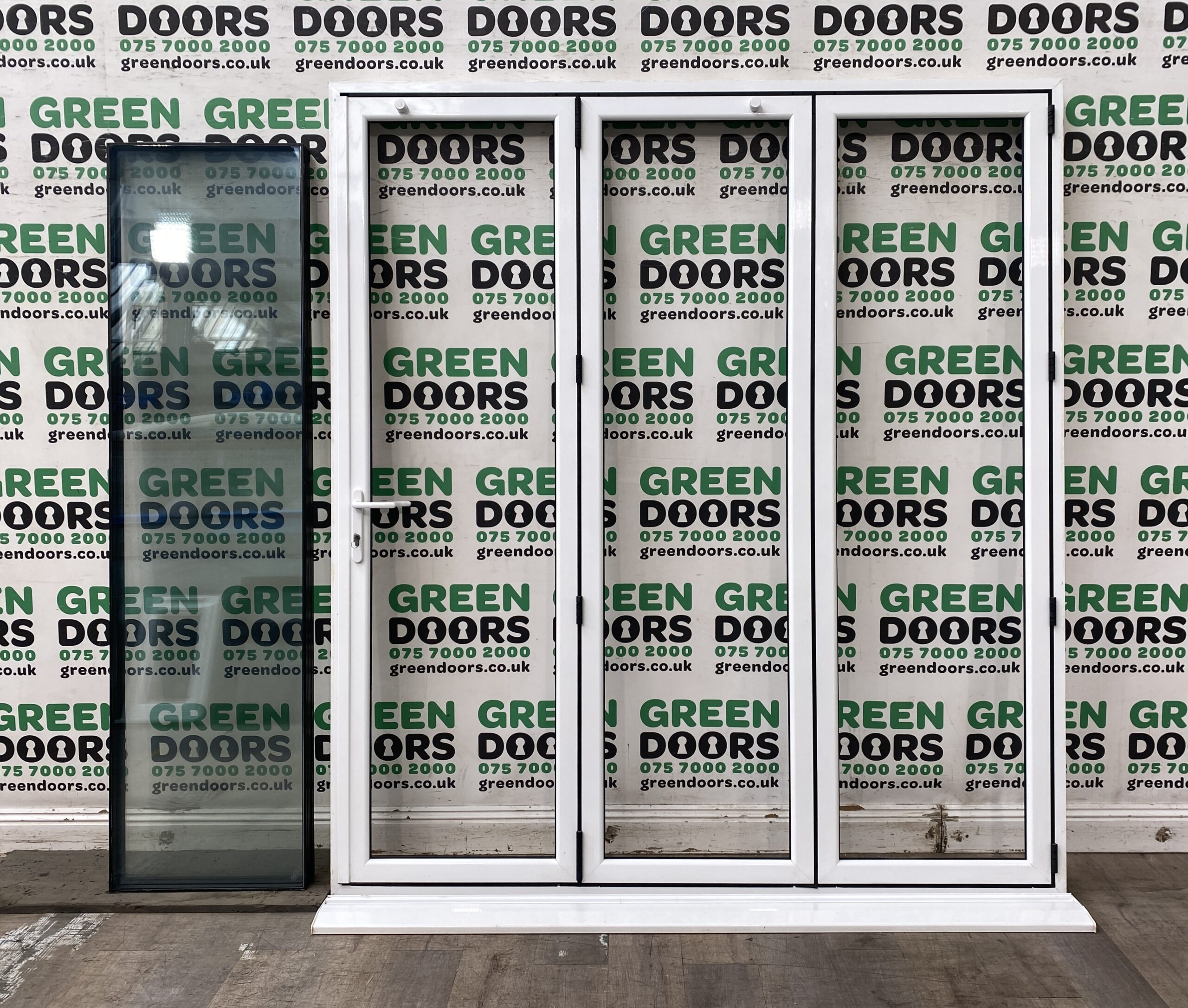 THIN NARROW BI-FOLDING DOORS BIFOLDS BIFOLDING ALUMINIUM WHITE SMALL USED METAL
